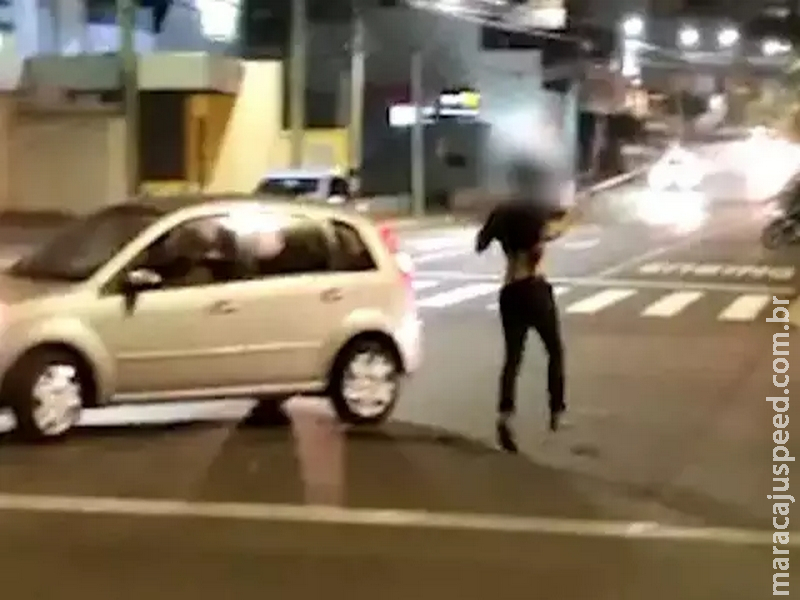 Bêbado e drogado, homem é preso ao surtar depois de colidir carro Bêbado e drogado, homem é preso ao surtar depois de colidir carro
