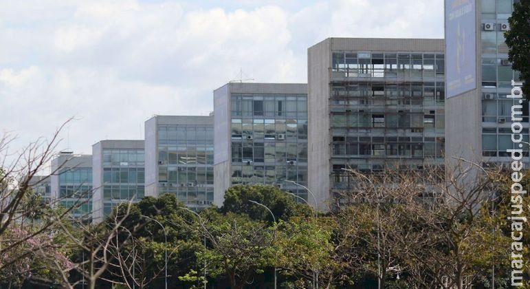 Bolsonaro fala em recriar três ministérios caso seja reeleito Bolsonaro fala em recriar três ministérios caso seja reeleito