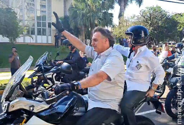 Bolsonaro participa de "motociata" em Campo Grande com Tereza Cristina na garupa