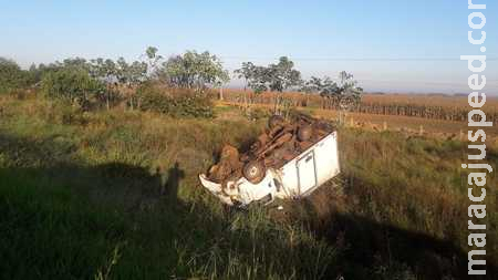 Caminhão Baú capota na BR 060 entra Sidrolândia e Campo Grande