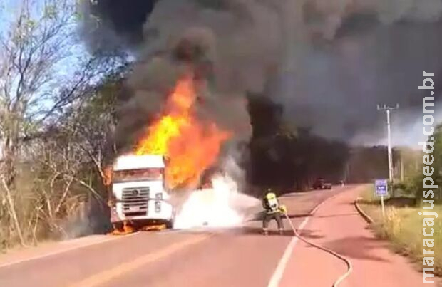 Caminhão carregado com minério pega fogo em Corumbá