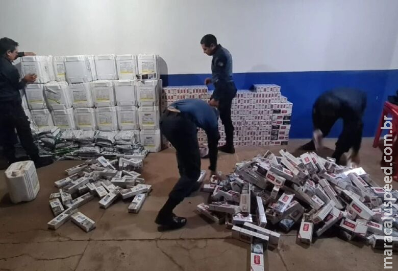 Caminhonete roubada e carregada com produtos contrabandeados é apreendida Caminhonete roubada e carregada com produtos contrabandeados é apreendida