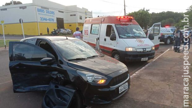 Capotamento destrói carros e deixa uma mulher ferida em Campo Grande Capotamento destrói carros e deixa uma mulher ferida em Campo Grande