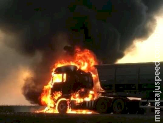 Carreta pega fogo e motorista sai ileso na BR-060