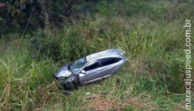 Carro aquaplana, bate em poste e 5 pessoas da mesma família escapam ilesas Carro aquaplana, bate em poste e 5 pessoas da mesma família escapam ilesas