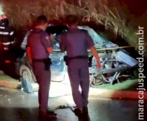 Carro capota várias vezes, ocupantes são arremessados e homem morre na BR-262 Carro capota várias vezes, ocupantes são arremessados e homem morre na BR-262