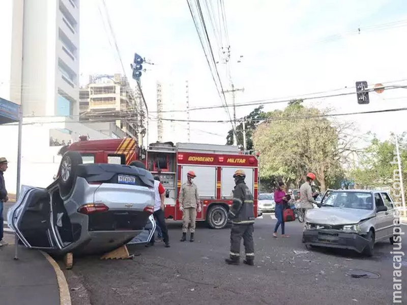Carro roda na pista e capota após ser atingido por Uno que furou sinal vermelho Carro roda na pista e capota após ser atingido por Uno que furou sinal vermelho