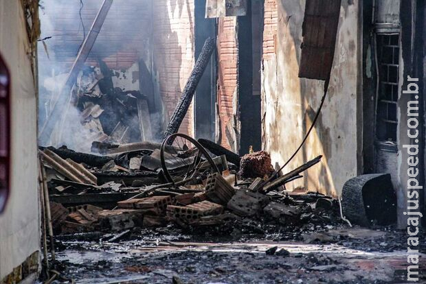 Casa pega fogo e assusta moradores no Nova Lima