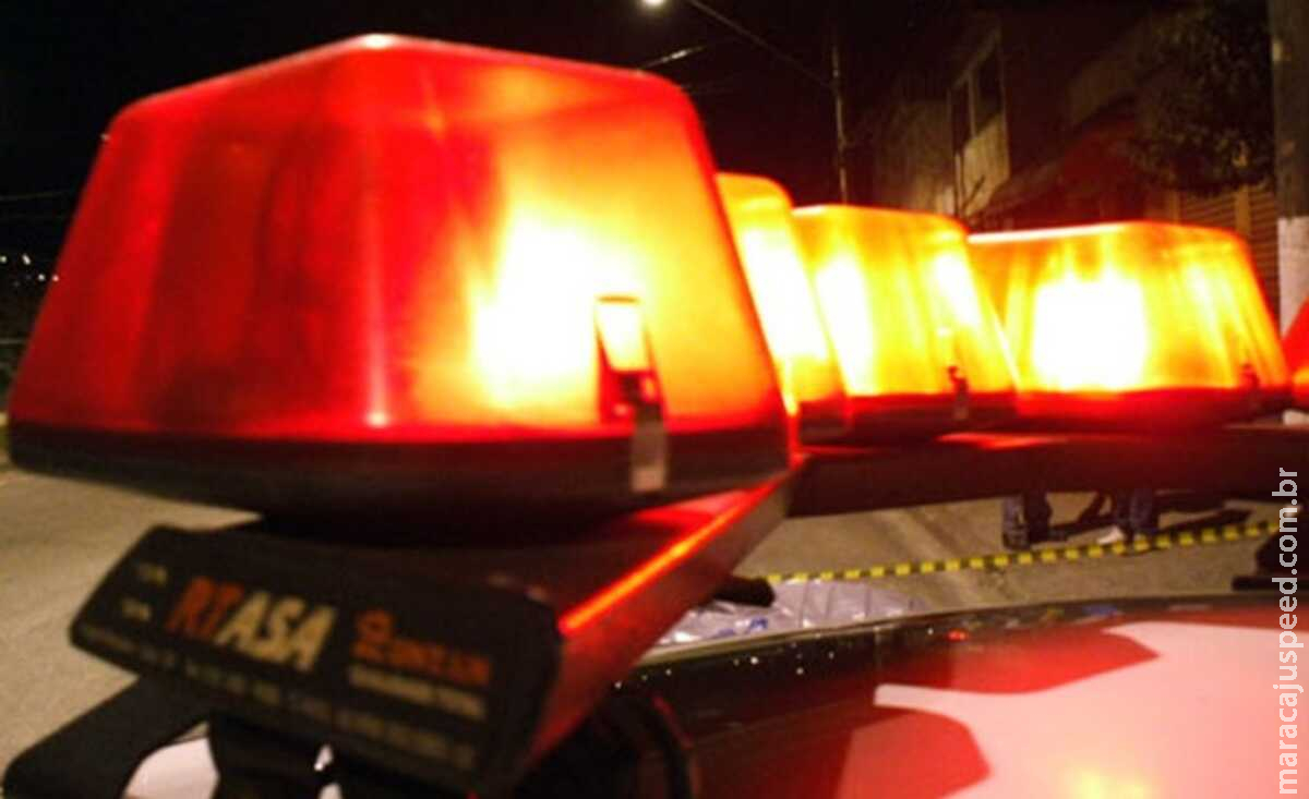 Casal é levado para delegacia após agressões com madeira e enxada Casal é levado para delegacia após agressões com madeira e enxada