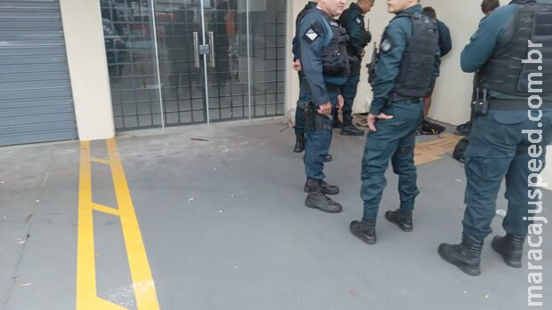 Comércios são invadidos e tem fios furados na Avenida da Capital Comércios são invadidos e tem fios furados na Avenida da Capital