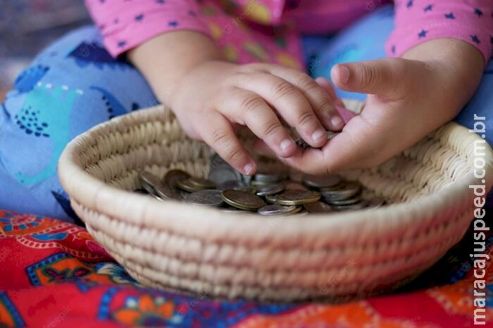 Criança é espancada pelo pai ao ser flagrada tirando moedas de cofrinho, em Campo Grande Criança é espancada pelo pai ao ser flagrada tirando moedas de cofrinho, em Campo Grande