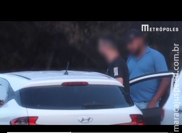 Drive-Thru: homens não se intimidam e formam fila para fazer sexo à luz do dia em estacionamento Drive-Thru: homens não se intimidam e formam fila para fazer sexo à luz do dia em estacionamento