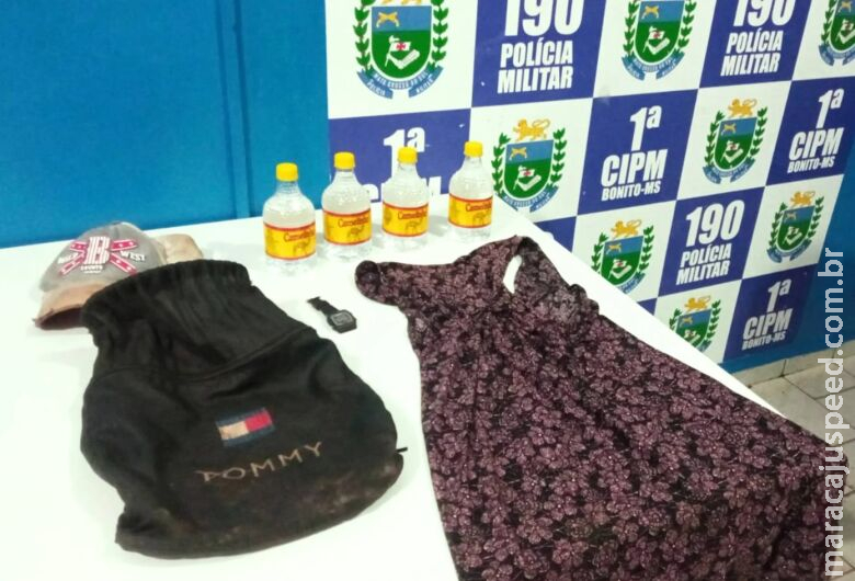 Dupla é presa por furtar quatro recipientes de pinga em mercado Dupla é presa por furtar quatro recipientes de pinga em mercado