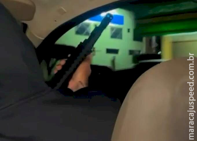 Dupla faz vídeo atirando com arma de arsenal furtada de colecionador Dupla faz vídeo atirando com arma de arsenal furtada de colecionador