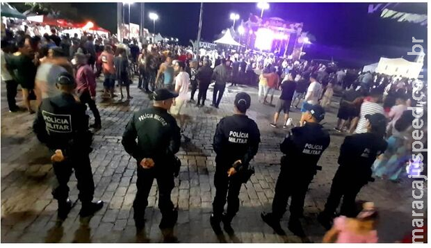 Durante festa de São João mulher é presa ao mostrar dedo do meio a PM Durante festa de São João mulher é presa ao mostrar dedo do meio a PM