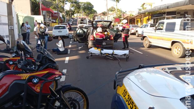 Engavetamento entre veículos deixa grávida e idoso feridos na José Antônio 