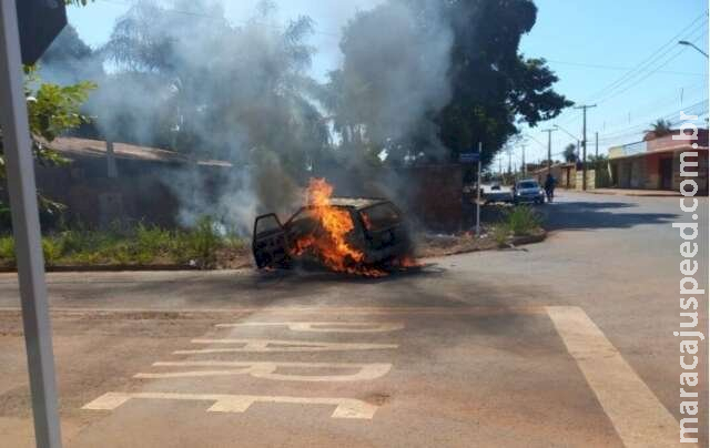 Faísca de solda “escapa” e carro é destruído por incêndio Faísca de solda “escapa” e carro é destruído por incêndio