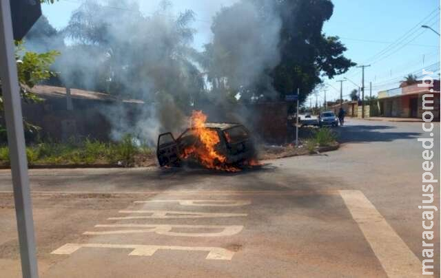 Faísca de solda “escapa” e carro é destruído por incêndio