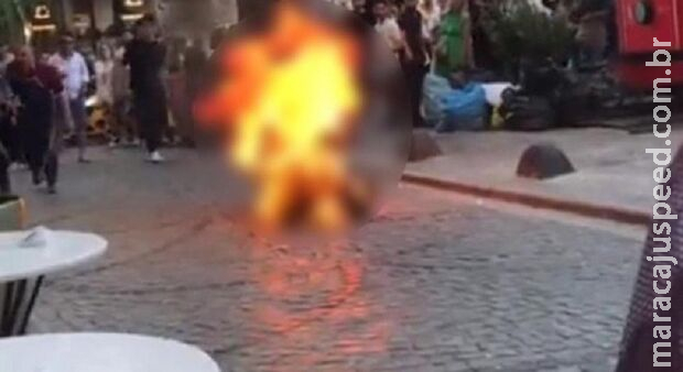 Fantasiado de morte, jovem coloca fogo no próprio corpo, turistas não ajudam e ainda tiram selfie Fantasiado de morte, jovem coloca fogo no próprio corpo, turistas não ajudam e ainda tiram selfie