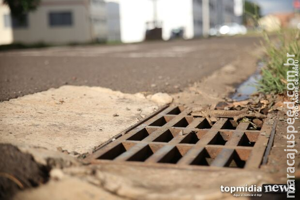 Foragido assusta com viatura, tenta entrar em bueiro e acaba preso no Estrela Dalva