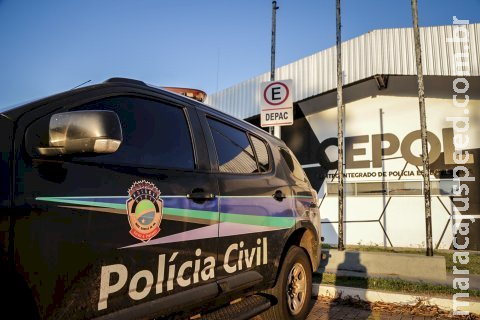 Foragido se solta de algemas, tenta pular muros de delegacia e é contido a tiros por PM em Campo Grande Foragido se solta de algemas, tenta pular muros de delegacia e é contido a tiros por PM em Campo Grande