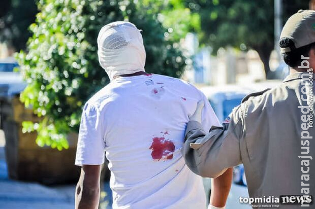 Homem é espancado suspeito de filmar boate na Ernesto Geisel Homem é espancado suspeito de filmar boate na Ernesto Geisel