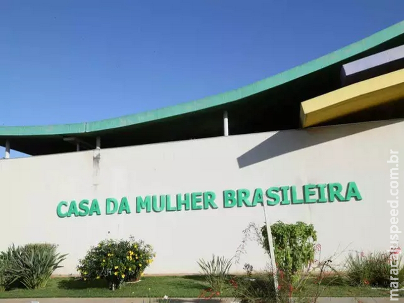 Homem é preso abraçado a galão de gasolina após tentar atear fogo em mulher Homem é preso abraçado a galão de gasolina após tentar atear fogo em mulher