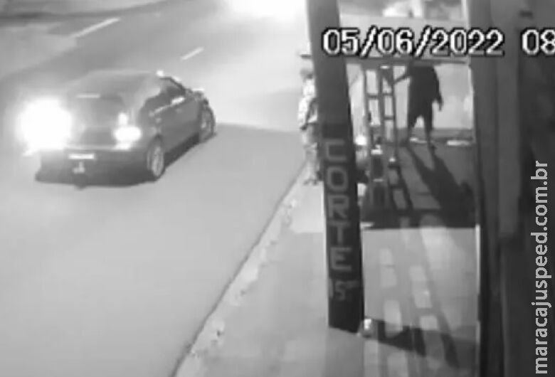 Jovem é atingido por disparo de arma de fogo após discussão em ponto de ônibus Jovem é atingido por disparo de arma de fogo após discussão em ponto de ônibus