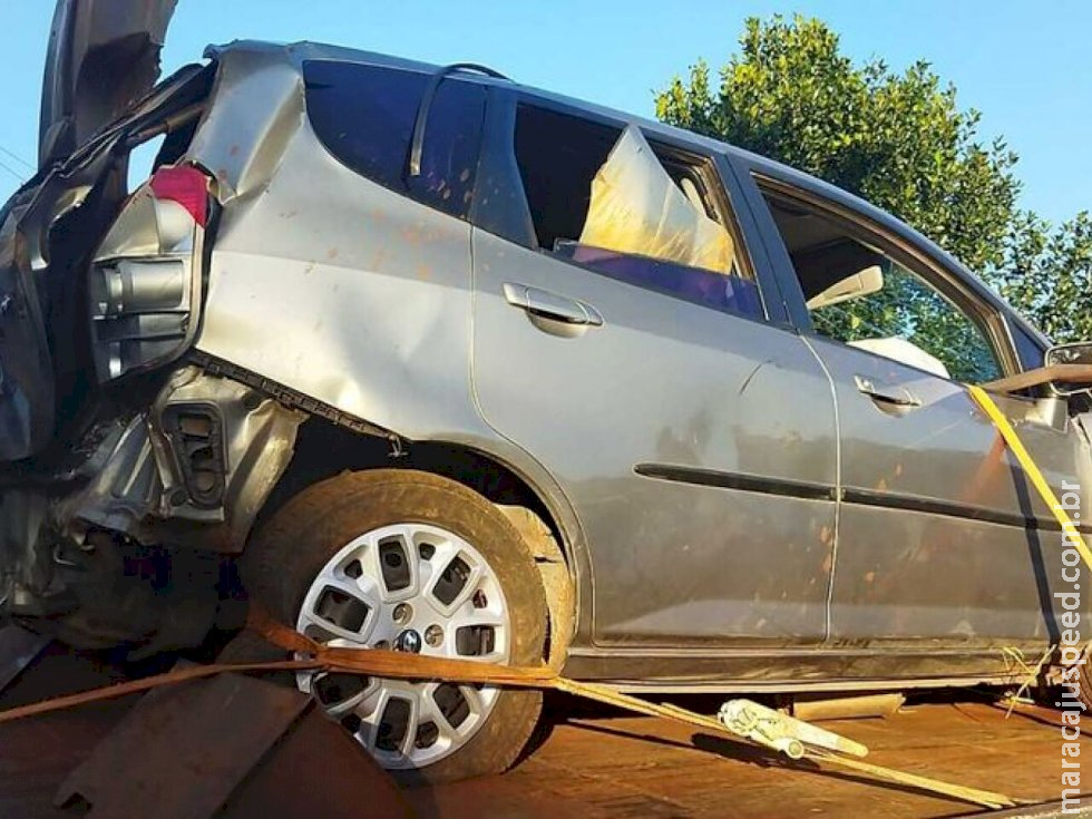 Maconha retirada de carro retorcido após capotamento é avaliada em R$ 430 mil