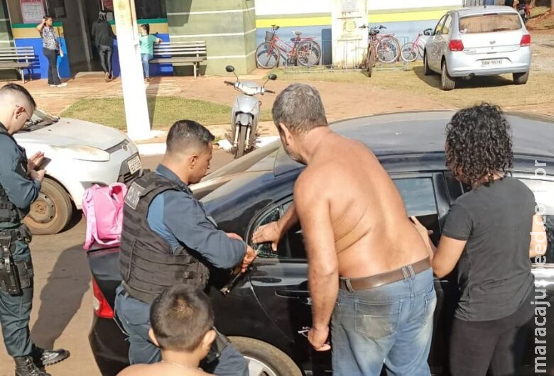 Mãe esquece chave e bebê de dez meses fica preso dentro veículo Mãe esquece chave e bebê de dez meses fica preso dentro veículo