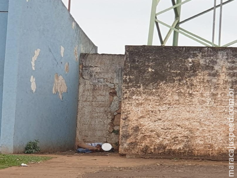 Maracaju: Homem é flagrado parcialmente “NÚ” dormindo ao lado de torre de iluminação do estádio de futebol