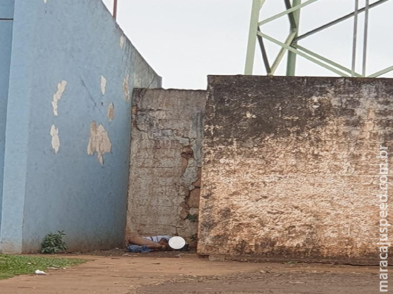Maracaju: Homem é flagrado parcialmente “NÚ” dormindo ao lado de torre de iluminação do estádio de futebol Maracaju: Homem é flagrado parcialmente “NÚ” dormindo ao lado de torre de iluminação do estádio de futebol
