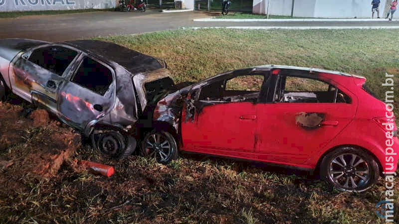 Moradores resgatam vítima de carro em chamas após acidente em Coxim Moradores resgatam vítima de carro em chamas após acidente em Coxim