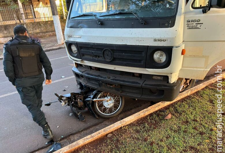 Motociclista fica gravemente ferido ao cruzar preferencial e Motociclista fica gravemente ferido ao cruzar preferencial e