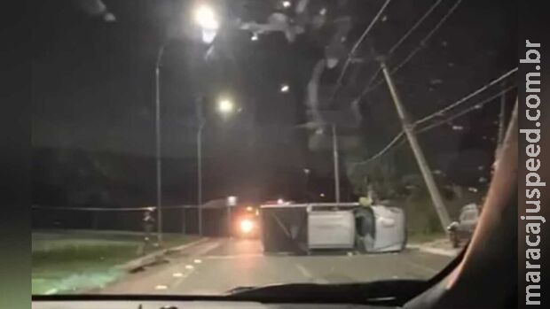 Motorista bêbado tomba caminhonete após bater em poste e em carro estacionado Motorista bêbado tomba caminhonete após bater em poste e em carro estacionado