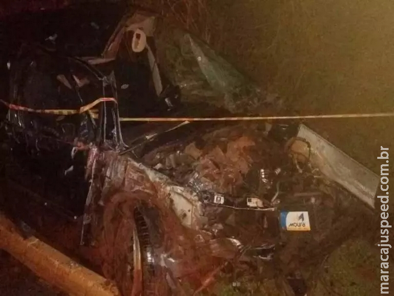 Motorista de carro que capotou após bater em barranco morre no hospital Motorista de carro que capotou após bater em barranco morre no hospital