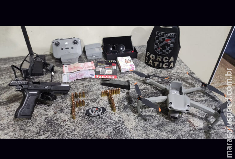 Motorista foge após abandonar caminhonete com drone, colete e arma Motorista foge após abandonar caminhonete com drone, colete e arma