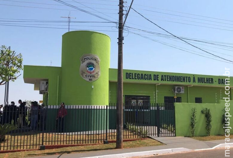 Mulher é trancada em residência e relata ter apanhado até sofrer aborto Mulher é trancada em residência e relata ter apanhado até sofrer aborto