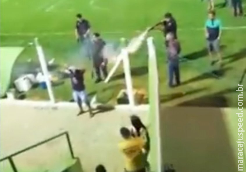 Policial atira em homem rendido dentro de estádio e torcida filma o momento