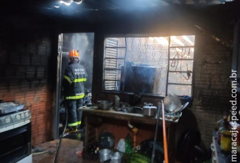 Resgatada de casa em chamas, criança é levada para hospital com queimaduras Resgatada de casa em chamas, criança é levada para hospital com queimaduras