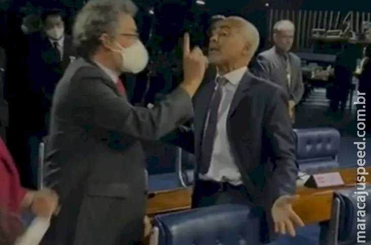 Romário se desentende com Paulo Rocha e senadores apartam briga Romário se desentende com Paulo Rocha e senadores apartam briga