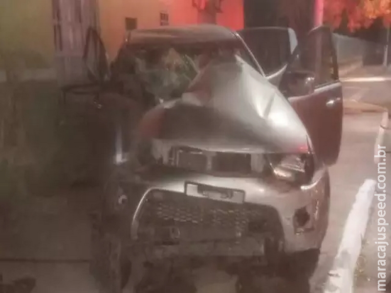 Adolescente bate camionete em portão e rapaz de 18 anos fica preso nas ferragens Adolescente bate camionete em portão e rapaz de 18 anos fica preso nas ferragens