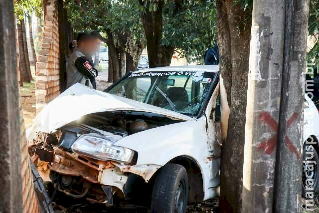 Adolescente de 17 anos bate carro em muro de chácara no Jardim Leblon Adolescente de 17 anos bate carro em muro de chácara no Jardim Leblon