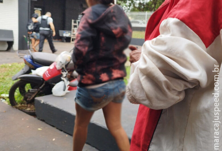 Adolescente suspeita de matar tio e outras cinco pessoas são levadas para delegacia Adolescente suspeita de matar tio e outras cinco pessoas são levadas para delegacia