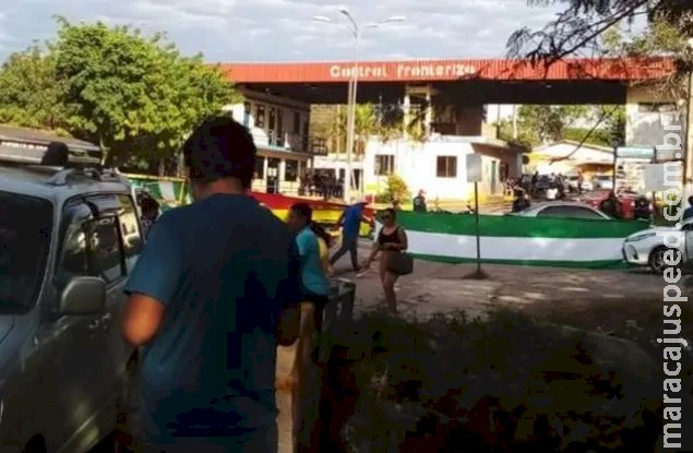 Bloqueio na fronteira com a Bolívia segura 400 caminhões em manifesto por Censo Bloqueio na fronteira com a Bolívia segura 400 caminhões em manifesto por Censo