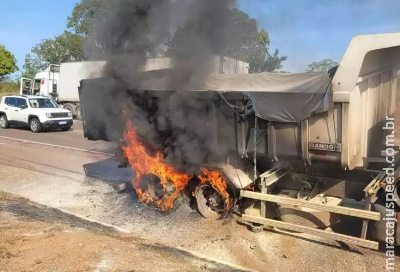 Caminhão carregado com massa asfáltica pega fogo em rodovia de MS