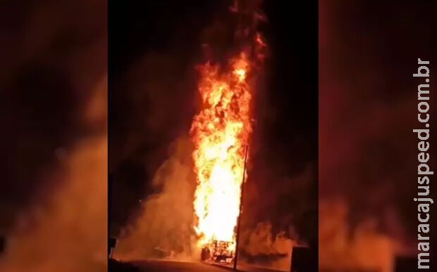 Caminhão com gás de cozinha pega fogo e atinge mais dois veículos em GO