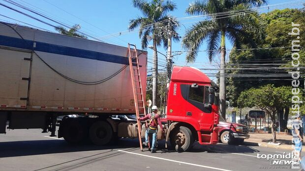 Caminhão derruba fios na região central de Campo Grande e trava trânsito Caminhão derruba fios na região central de Campo Grande e trava trânsito