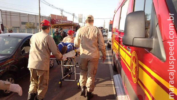 Caminhoneiro sofre mal súbito e bate em carro na Cônsul Assaf Trad