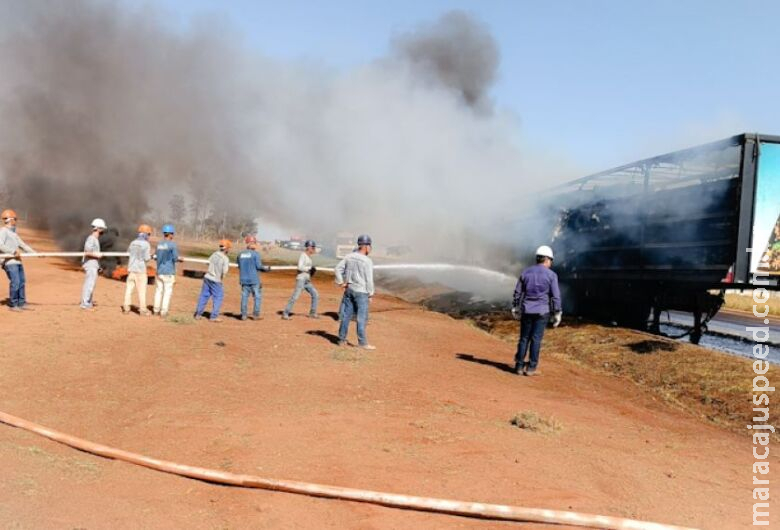 Carreta carregada com algodão fica completamente destruída após incêndio Carreta carregada com algodão fica completamente destruída após incêndio